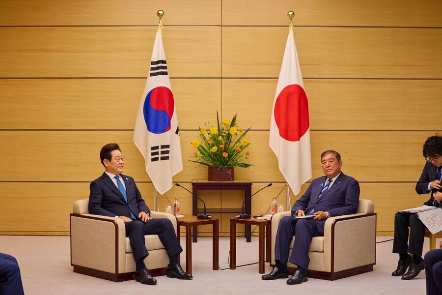 ▲ 이재명 대통령과 이시바 시게루 일본 총리가 지난 8월 일본 도쿄 총리 관저에서 한일 소인수 정상회담을 하고 있다. ⓒ뉴시스