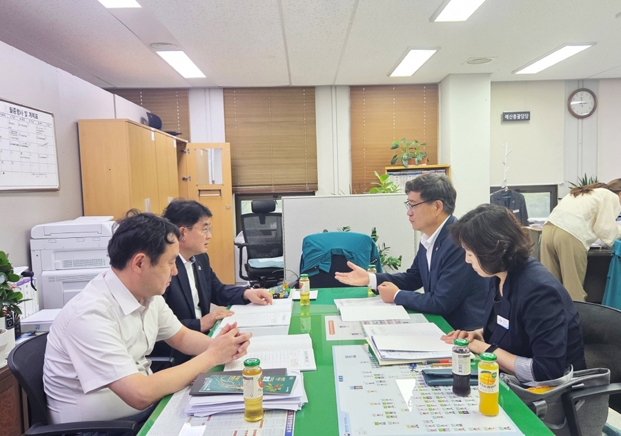 ▲ 진병영 함양군수는 지난 9일 오후 경남도청을 방문해 2026년도 지방이양 사업과 주요 현안 사업에 대한 전폭적인 지원을 요청하며, 내년도 도비 확보에 총력을 기울였다.ⓒ함양군