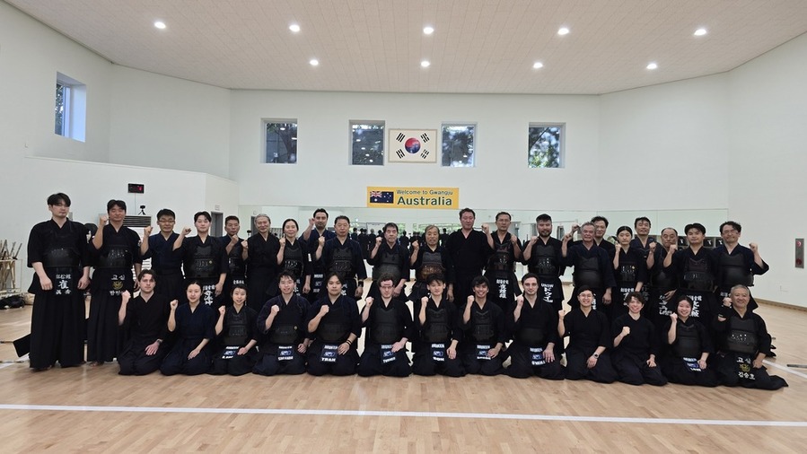 ▲ 광주광역시 검도회와 호주 빅토리아주 검도연맹과 멜버른대학교 선수·사범단이 기념촬영을 하고있다.ⓒ광주시 서석중 제공