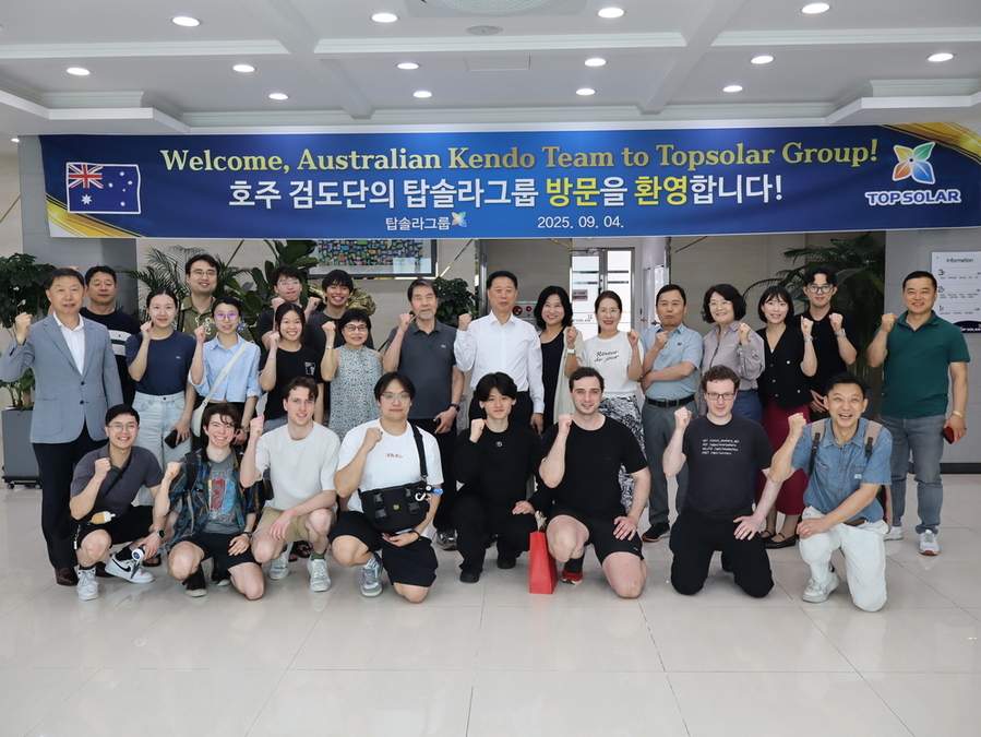 ▲ 로우 쉐럴 회장과 호주 검도단 선수단은, 오형석 광주광역시 검도회장 사업체인 탑솔라그룹을 방문하여 기념촬영을 하고있다.ⓒ광주시 서석중 제공