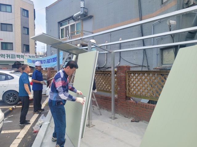 ▲ 율천동 주민자치회 관계자들이 에코스테이션을 조성하고 있다. ⓒ수원시 제공