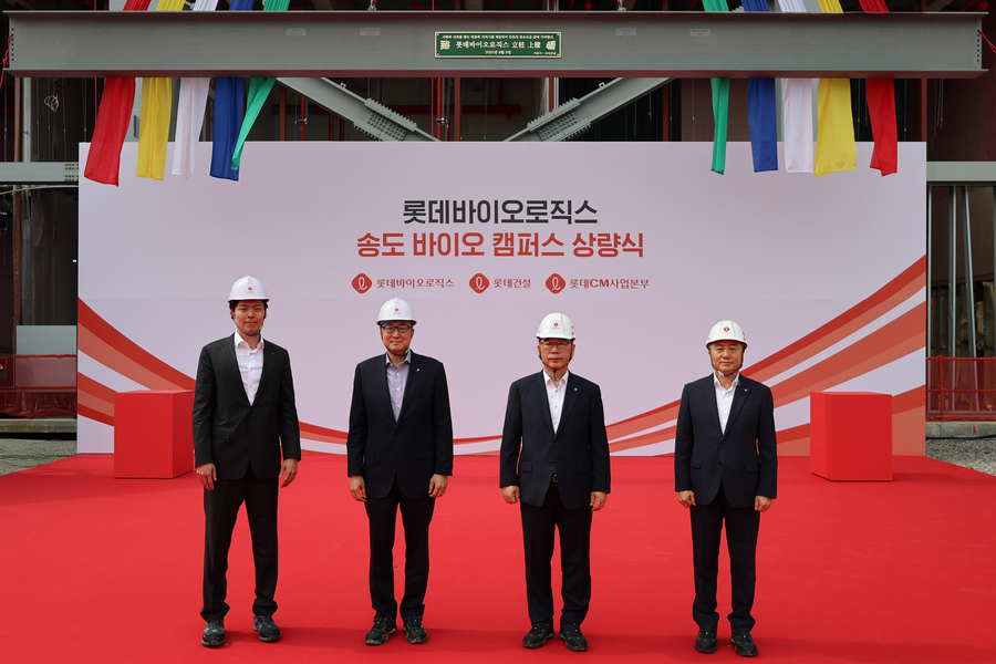 ▲ 지난 9일 개최된 롯데바이오로직스 송도 바이오캠퍼스 제1공장 상량식에서 (왼쪽부터)신유열 롯데바이오로직스 글로벌전략실장 겸 롯데지주 미래성장실장, 박제임스 롯데바이오로직스 대표, 박현철 롯데건설 대표, 김진 롯데건설 CM사업본부 대표가 기념사진을 촬영하고 있다. ⓒ롯데바이오로직스