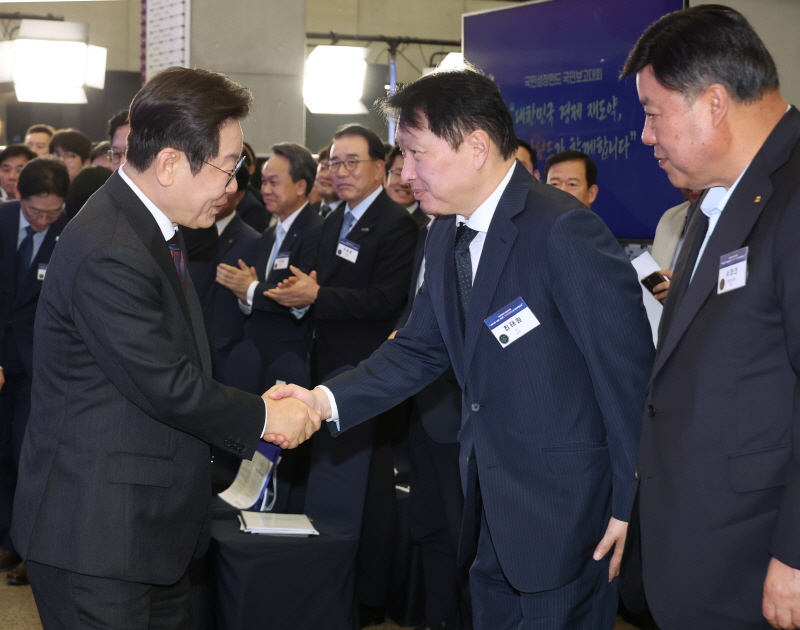 ▲ 이재명 대통령이 10일 서울 마포구 프론트원에서 열린 국민성장펀드 보고대회에서 최태원 SK 회장과 인사하고 있다. ⓒ대통령실통신사진기자단/뉴시스