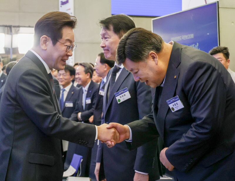 ▲ 이재명 대통령이 10일 서울 마포구 프론트원에서 열린 국민성장펀드 보고대회에서 서정진 셀트리온 회장과 인사하고 있다. ⓒ대통령실통신사진기자단/뉴시스