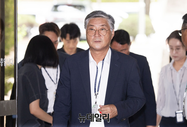 ▲ 프로축구 선수 입단 비리 의혹을 받은 이종걸 전 안산 그리너스FC 대표가 지난 2023년 8월 7일 오전 서울 서초구 중앙지법으로 구속 전 피의자 심문(영장심사)를 받기 위해 입장하고 있다. ⓒ정상윤 기자