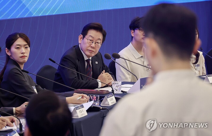 ▲ 이재명 대통령이 10일 서울 마포구 프론트원에서 열린 국민성장펀드 보고대회에서 참석자 발언을 듣고 있다. ⓒ연합뉴스