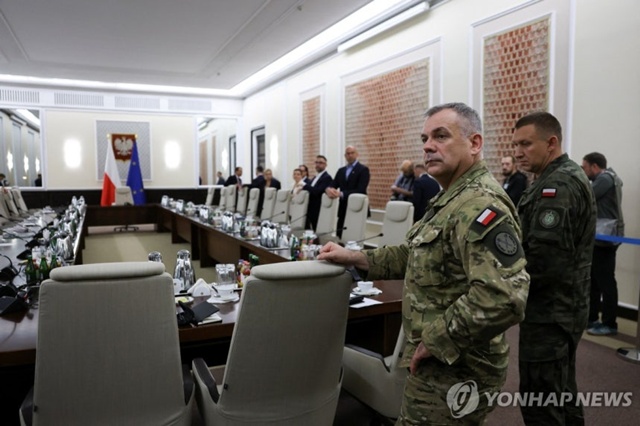 ▲ 폴란드 바르샤바 총리실에서 열린 긴급 각료회의에 참석하기 위해 폴란드군 총참모장 비에스와프 쿠쿨라 장군이 도착하고 있다. 250910 로이터=연합뉴스. ⓒ연합뉴스