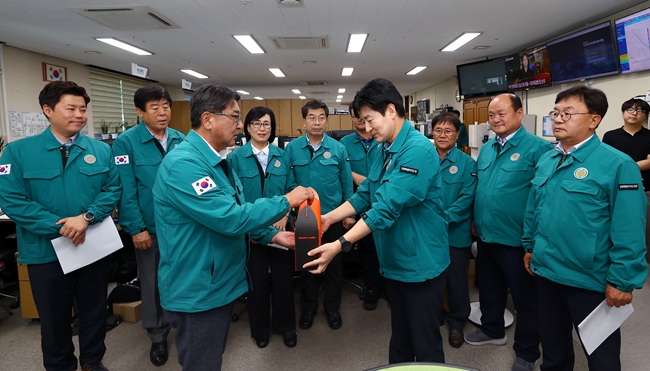 ▲ 강원특별자치도의회 안전건설위원회가 10일 강원특별자치도 재난안전실을 방문해 최근 선포된 강릉 가뭄 재난사태에 관한 대응 상황을 점검하고, 현장에서 대응에 힘쓰고 있는 직원들을 격려했다. ⓒ강원도의회