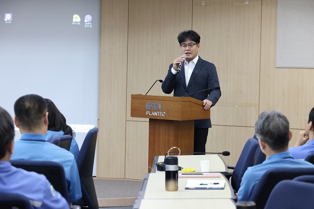 ▲ 세명기독병원 지역심뇌혈관질환센터 조재훈 부장이 지난 9일 플랜택 본사에서 임직원 대상으로 강의하고 있다.ⓒ세명기독병원