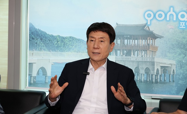 ▲ 이강덕 시장이 10일 시청 브리핑룸에서 이달 초 미국과 유럽 방문 성과를 설명하고 있다.ⓒ포항시