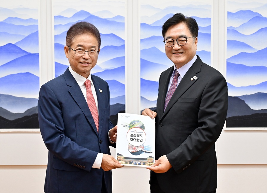 ▲ 이철우 경북도지사(왼쪽)는 10일 우원식 국회의장을 만나 경주 APEC 정상회의 성공으로 경제․평화와 번영의 APEC을 만들겠다는 포부를 밝혔고,. 이를 위해 APEC 정상회의에 회원국 정상 모두가 참석할 수 있도록 국회 차원에서 적극적으로 나서달라고 건의했다.ⓒ경북도