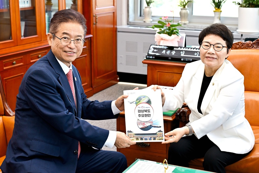 ▲ 이철우 지사(왼쪽)는 임이자 기획재정위원장을 만나서 경북의 사업들이 국회 심사 과정에서 적극 반영될 수 있도록 힘을 써 줄 것을 당부했다.ⓒ경북도