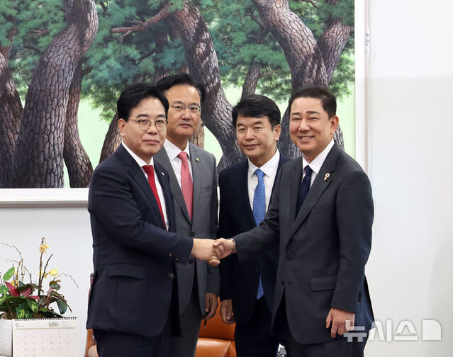 ▲ 송언석(왼쪽) 국민의힘 원내대표와 김병기 더불어민주당 원내대표가 10일 오후 서울 여의도 국회에서 악수를 하고 있다. 왼쪽부터 국민의힘 송 원내대표와 유상범 원내운영수석부대표, 더불어민주당 문진석 원내운영수석부대표와 김 원내대표. ⓒ뉴시스