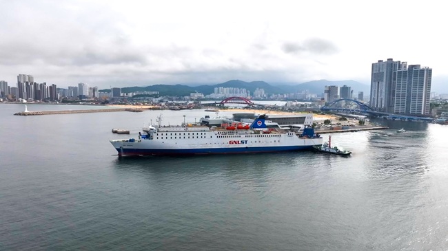 ▲ 지난 8월 속초항에서 출항하는 카페리선. ⓒ속초시