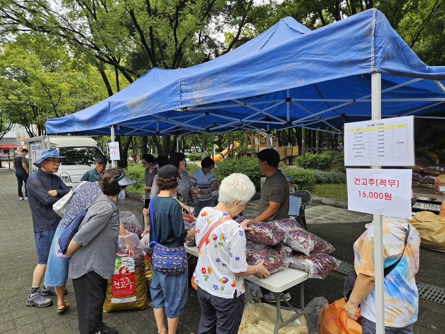 ▲ 영양군 수비면행정복지센터(면장 강병기)는 관내 농가와 함께 10일 대구시 수성구 매호동 누리어린이공원에서 영양군 농특산물 홍보 및 직거래 행사를 개최했다. ⓒ영양군