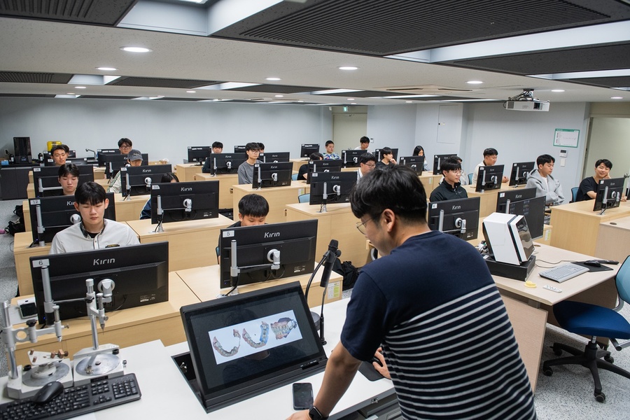 ▲ 9일 영송관 1312호에서 글로컬치과기공기술사관육성사업단이 특성화고 학생과 재학생들을 대상으로 ‘3D프린터운용기능사’ 교육을 진행하고 있다.ⓒ대구보건대