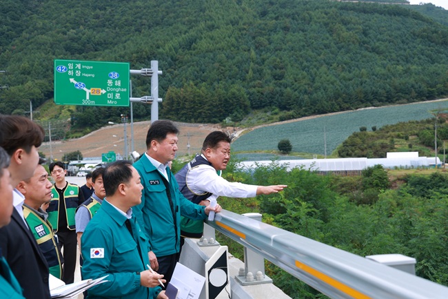 ▲ 이상호 시장과 김동균 부시장의 광동댐 현장 점검 모습.ⓒ태백시