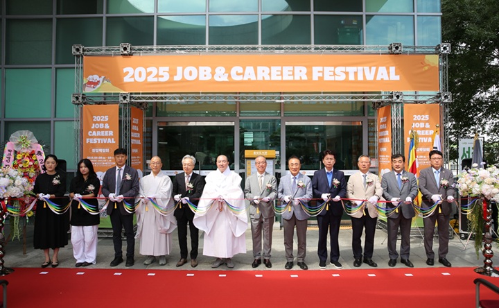 ▲ 2025 취업박람회 테이프커팅식. 왼쪽부터 이수예 학생처장, 백소윤 총학생회장, 지정학 법인 사무처장, 정각원장 제정 스님, 최진식 ㈜SIMPAC 대표이사, 학교법인 동국대학교 이사장 돈관 스님, 윤재웅 동국대 총장, 문선배 총동창회장, 정영식 기획부총장, 김용현 교무부총장, 강규영 연구부총장, 성정석 BMC부총장.ⓒ동국대