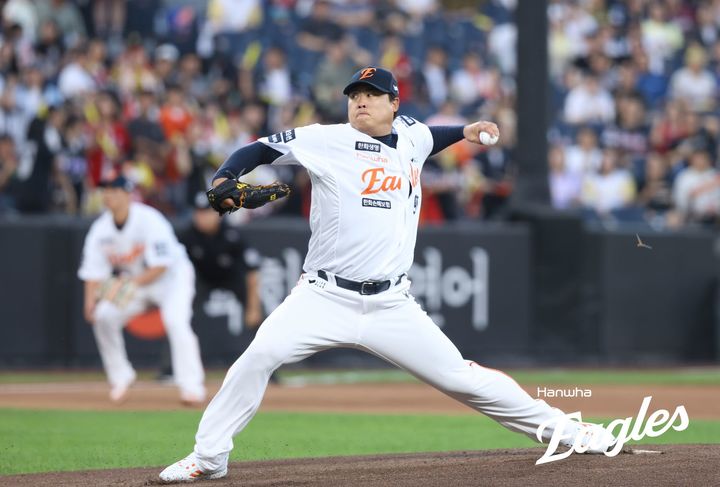 ▲ 한화 류현진이 롯데 감보아와 맞대결에서 완승을 거두며 한화의 2연승을 이끌었다.ⓒ한화 이글스 제공
