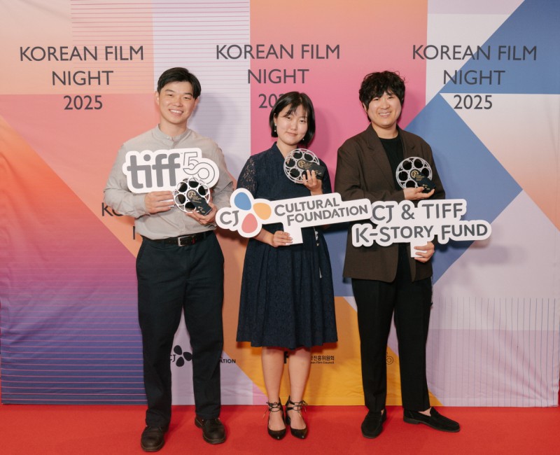 ▲ 지난 9일(현지시간) 캐나다에서 진행된 제50회 토론토국제영화제에서 'CJ & TIFF K-Story Fund' 시상식에 참석한 최종 선정자 3인이 환하게 미소 짓고 있다.(왼쪽부터 테일러 상현 리·지원 리·제롬 유).ⓒ영화진흥위원회