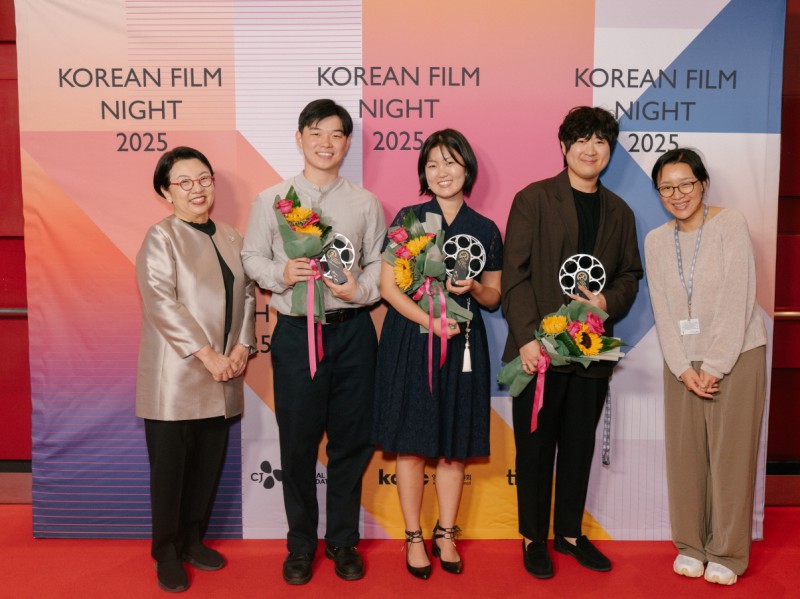 ▲ 지난 9일(현지시간) 캐나다에서 진행된 제50회 토론토국제영화제에서 'CJ & TIFF K-Story Fund' 시상식 참석자들이 기념사진을 촬영하고 있다.(왼쪽부터 민희경 CJ사회공헌추진단장, 테일러 상현 리·지원 리·제롬 유·윤가은 감독.ⓒ영화진흥위원회