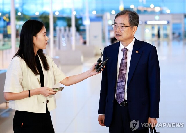 ▲ 조현 외교부 장관이 지난 8일 인천국제공항 제2여객터미널을 통해 미국으로 출국하기 전, 취재진과 인터뷰하고 있다.ⓒ연합뉴스