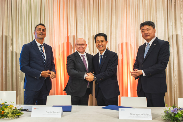 ▲ 10일(현지 시간) 체코 프라하 CEZ 본사에서 열린 테믈린 원전 1·2호기 발전기 교체 사업 계약 체결식에서 각 사 관계자들이 기념촬영을 하고 있다. 왼쪽부터 CEZ 보흐단 즈로넥(Bohdan Zronek) 원자력 본부장, 다니엘 베네쉬(Daniel Benes) CEO, 두산에너빌리티 손승우 파워서비스 BG장, 두산스코다파워 임영기 법인장. ⓒ두산에너빌리티