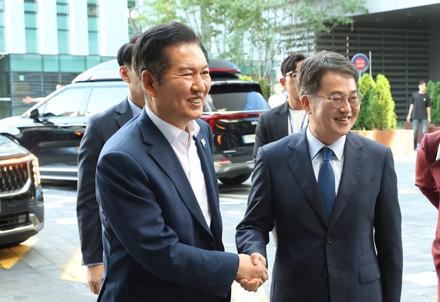 ▲ 김동연 경기도지사(오른쪽)가 10일 정청래 더불어민주당 대표를 경기도청에서 만나 인사하고 있다. ⓒ경기도 제공