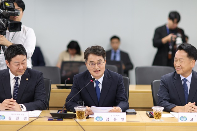 ▲ 김동연 경기도지사(오른쪽)가 10일 경기도청에서 열린 예산정책협의회에 참석해 모두 발언을 하고 있다. ⓒ경기도 제공