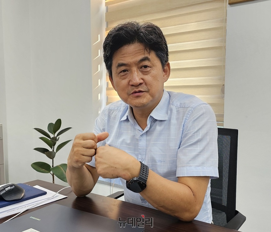 ▲ 전흥석 건국대 글로컬캠퍼스 RISE사업단장이 뉴데일리와 인터뷰를 하고 있다.ⓒ김정원 기자