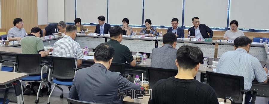 ▲ 전흥석 건국대 글로컬캠퍼스 RISE사업단장(앞줄 왼쪽에서 두 번째)이 지난 8월 25일 충북대에서 열린 2025년 제1차 충북 대학 RISE사업 협의회에 참석한 모습이다.ⓒ김정원 기자