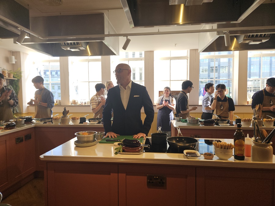 ▲ 벤자민 브라운 삼성전자 구주 총괄 최고마케팅책임자(CMO)가 9일(현지 시간) 역국 런던에 위치한 제이미 올리버 쿠킹 스튜디오에서 삼성전자의 마케팅 협업을 설명하는 모습ⓒ윤아름 기자