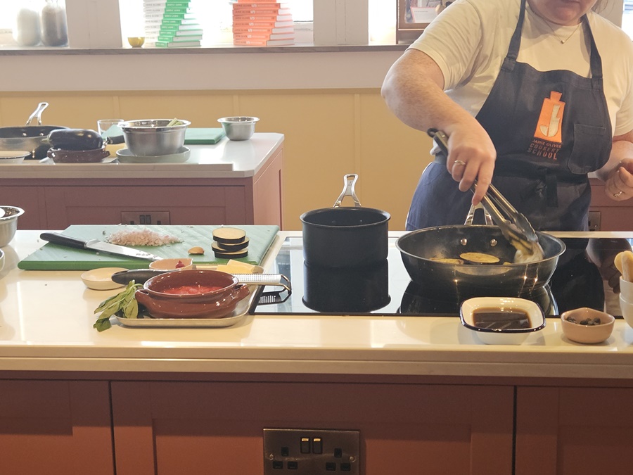 ▲ 삼성 듀얼 프렉스 인덕션과 비스포크 AI 오븐으로 음식을 조리 중인 모습ⓒ윤아름 기자