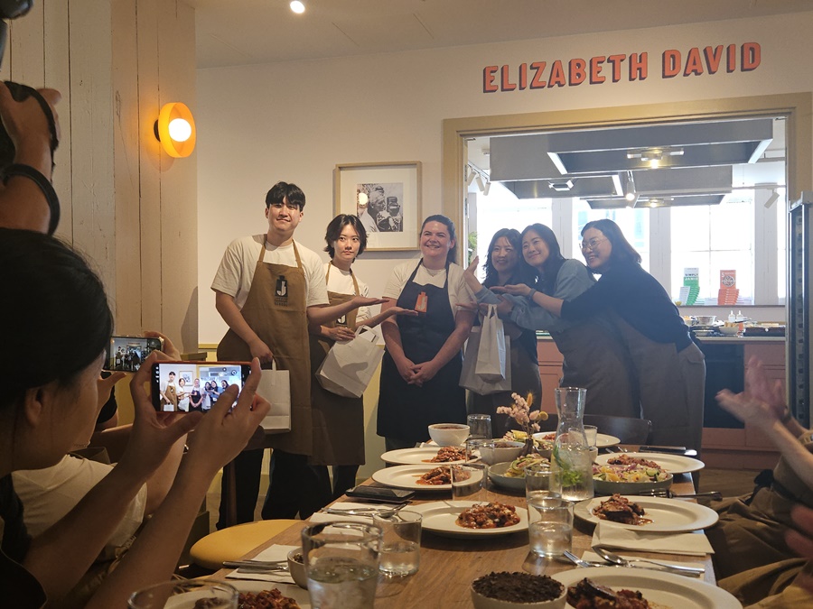 ▲ 제이미 올리버 쿠킹스튜디오 레시피로 완성된 요리를 즐기는 모습ⓒ윤아름 기자