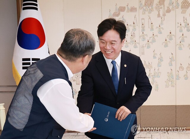 ▲ 김영훈 고용노동부 장관이 지난 4일 서울 용산 대통령실 청사에서 이재명 대통령 주재로 열린 양대노총 위원장과의 오찬 간담회에 참석해 김동명 한국노총 위원장과 인사하고 있다. ⓒ연합뉴스