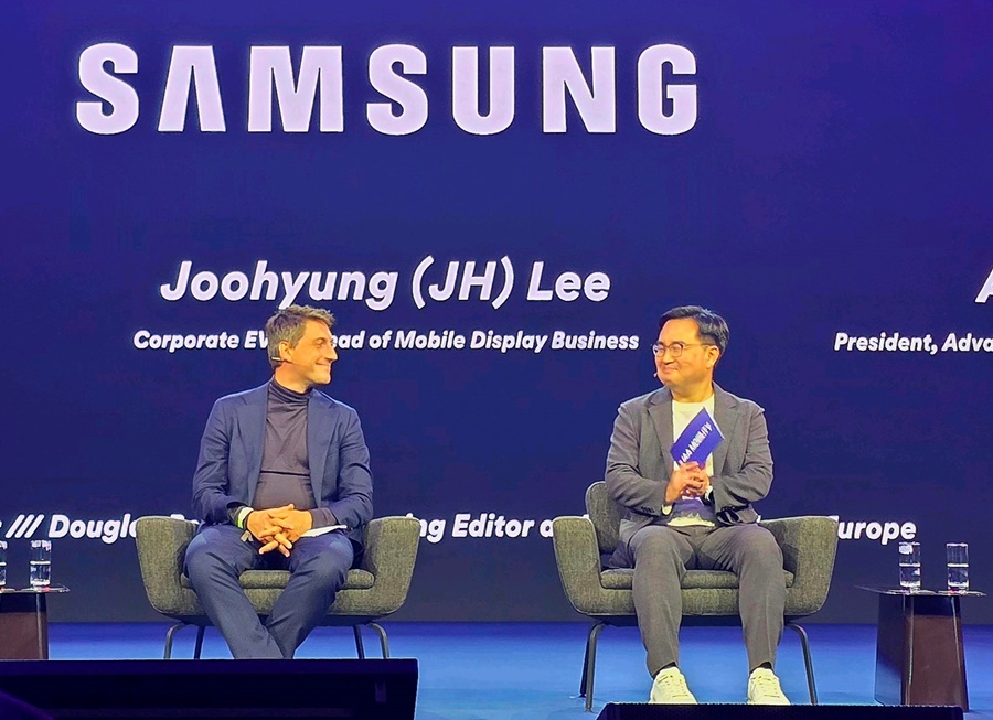 ▲ 이주형 삼성디스플레이 중소형사업부장(오른쪽)이 아우디(Audi) AG 기술개발 이사회 멤버인 제프리 부코(Geoffrey Bouquot)와 함께 'IAA 모빌리티 2025' 컨퍼런스에 참석해 토론하고 있는 모습 ⓒ삼성디스플레이