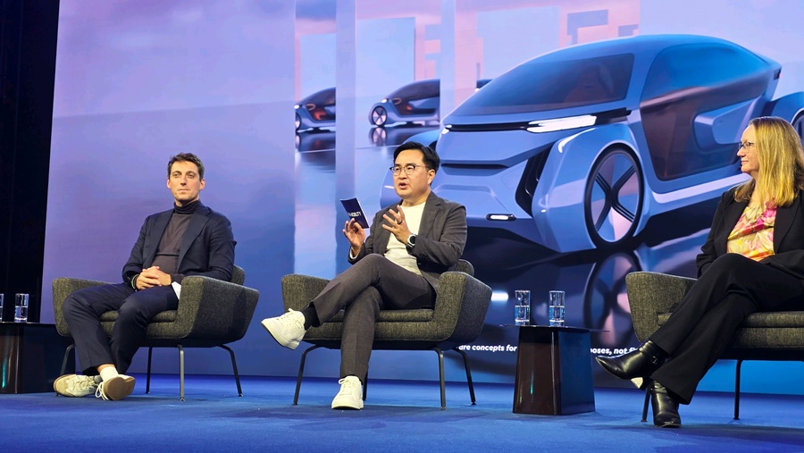 ▲ 이주형 삼성디스플레이 중소형사업부장(가운데)이 아우디(Audi) AG 기술개발 이사회 멤버인 제프리 부코(Geoffrey Bouquot, 왼쪽) 및 3M 첨단소재·운송제품 플랫폼 부문 사장 에이미 맥러플린(Amy McLaughlin, 오른쪽)과 함께 'IAA 모빌리티 2025' 컨퍼런스에 참석해 발언하고 있는 모습ⓒ삼성디스플레이