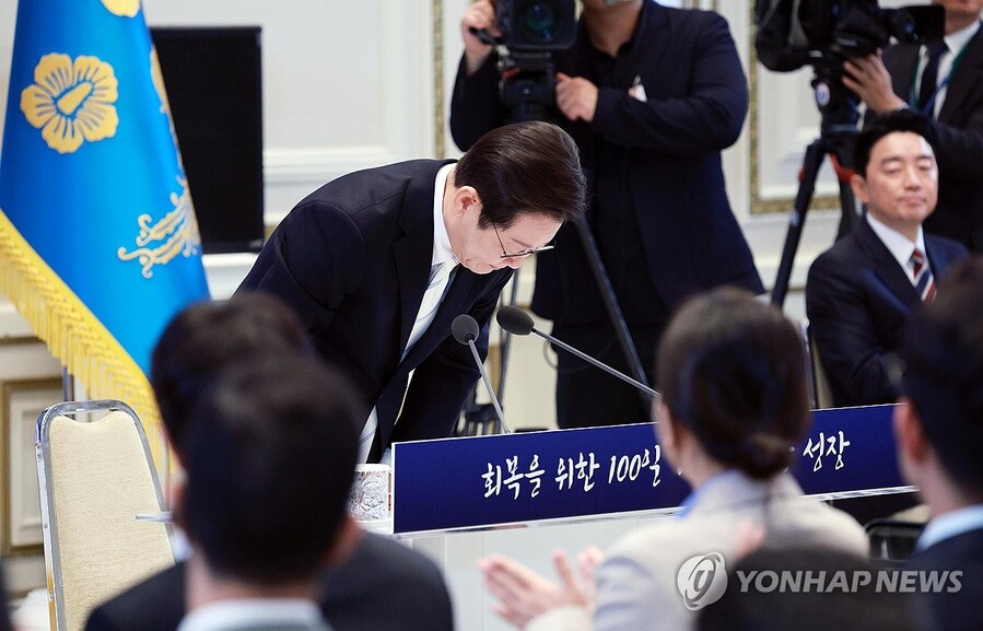 ▲ 이재명 대통령이 11일 청와대 영빈관에서 열린 취임 100일 기자회견에서 모두 발언 후 인사하고 있다. ⓒ연합뉴스