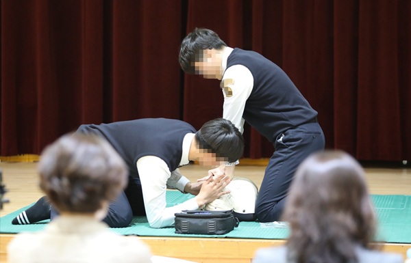 ▲ 지난해 시민 심폐소생술 경연대회에서 고등학생이 CPR 체험을 하고 있다.ⓒ대전시