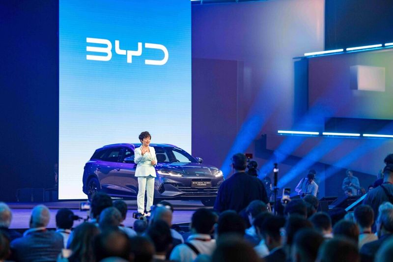 ▲ 'IAA 모빌리티 2025' 행사장에서 스텔라 리 BYD 부사장이 슈퍼 하이브리드 모델 'BYD 씰 6 DM-I 투어링'을 유럽 최초로 공개하고 있다.ⓒBYD코리아