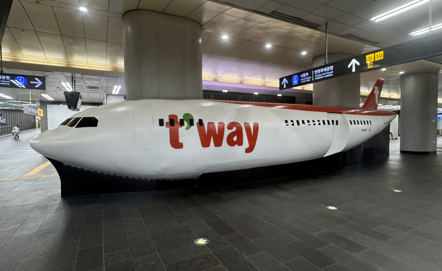 ▲ 공덕역에 위치한 티웨이항공의 디지털 사이니지 모습. ⓒ김재홍 기자