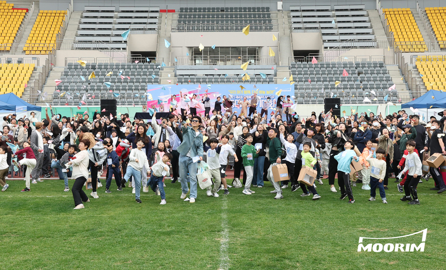 ▲ 참가자들이 종이비행기날리기 오프닝 세리머니를 진행하고 있다. ⓒ무림페이퍼