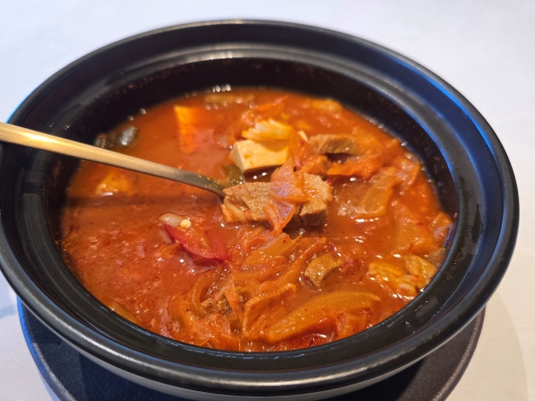 ▲ 롯데호텔 김치찌개가 조리된 모습ⓒ최신혜 기자