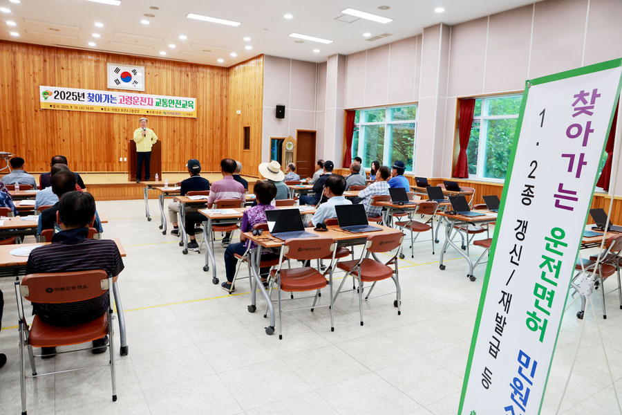 ▲ 오태완 군수가 찾아가는 고령운전자 면허갱신 원스톱 서비스에 대해 설명하고 있다.ⓒ의령군