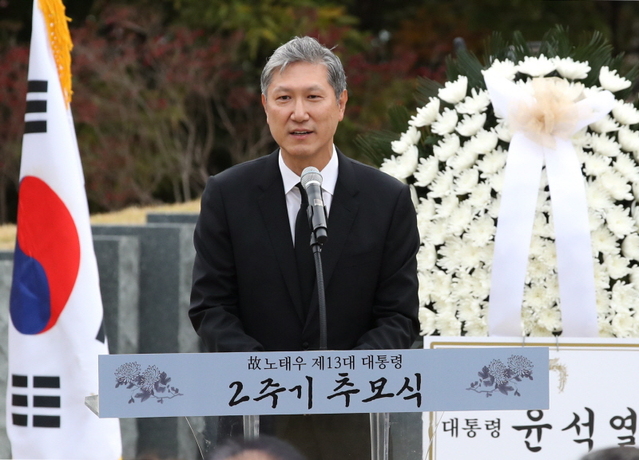 ▲ 노 전 대통령의 장남 노재헌 동아시아문화재단 이사장이 26일 경기 파주시 동화경모공원에서 열린 고 노태우 전 대통령 2주기 추모식에서 유족인사를 하고 있다. ⓒ뉴시스