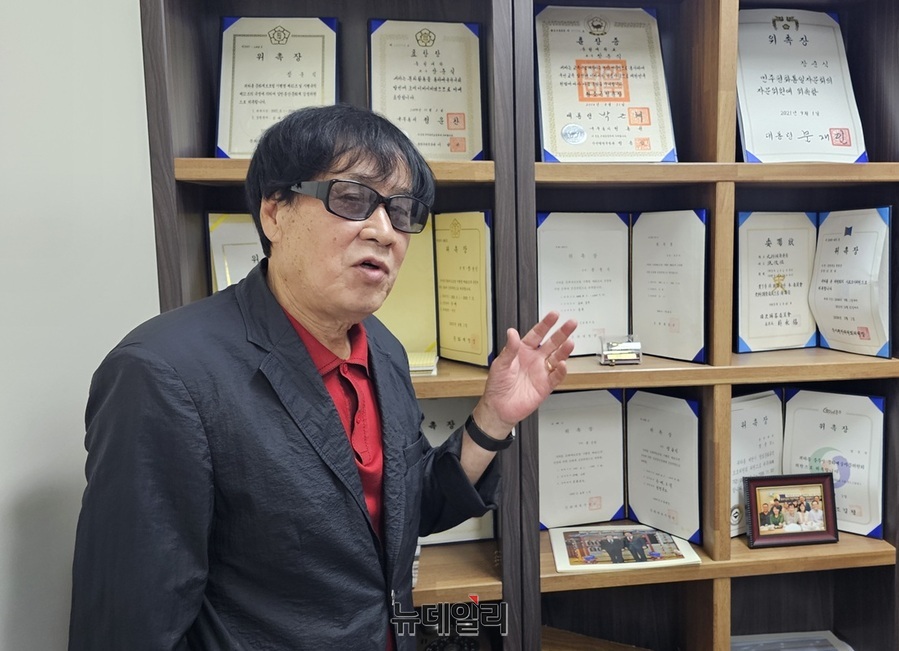 ▲ 장준식 국원문화유산연구원장이 연구원에서 본보 기자에게 충청대 교수로 활동하며 각종 수상 실적 등에 관해 설명하고 있다.ⓒ김정원 기자