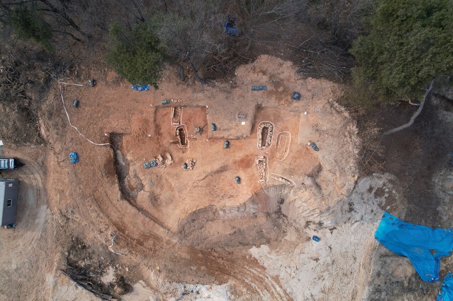 ▲ 국원문화원구원이 지난 3월 충주시 탑평리 일원에서 5세기 무렵 조성된 것으로 추정되는 돌방무덤(석실묘)과 돌덧널무덤(석곽묘), 움무덤(토광묘) 등을 발굴하는 성과를 거뒀다. 충주 지역에서 백제 고분이 발견된 것은 이번이 처음이어서 학술적 가치가 큰 것으로 평가됐다. 사진은 황새머리 고분군 2지점 전경 모습. ⓒ국원문화연구원