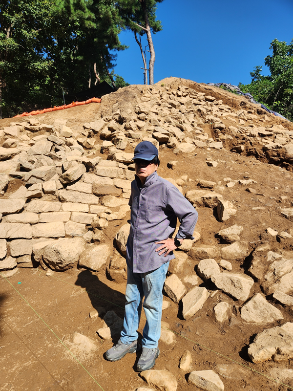 ▲ 장준식 국원문화유산연구원장이 세종시 이성산성 발굴현장에서 발굴현장을 살펴보고 있다.ⓒ국원문화유산연구원