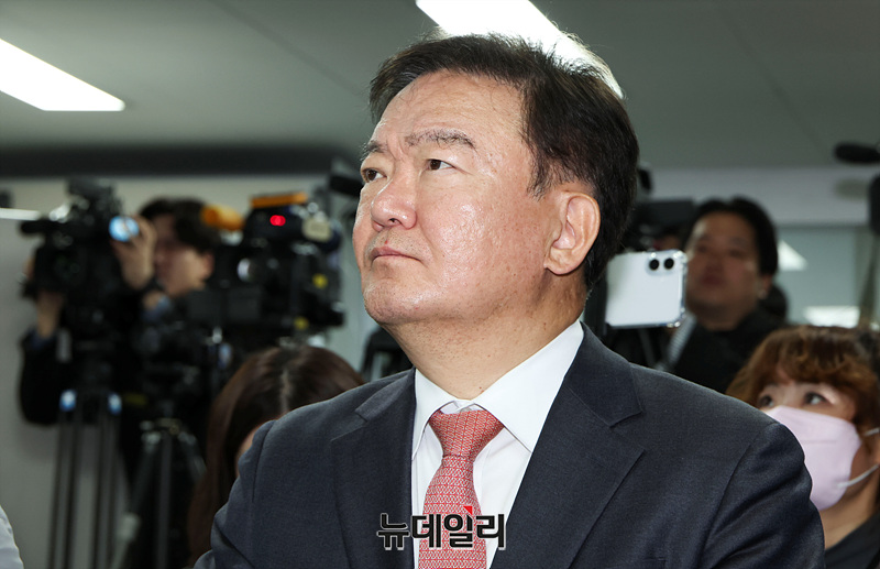 ▲ 민경욱 전 미래통합당 의원이 지난 4월 9일 오전 서울 용산구 황교안 비전캠프에서 열린 '국민의힘 탈당·제21대 대통령 선거 출마' 기자회견에 참석해 자리하고 있다. ⓒ이종현 기자