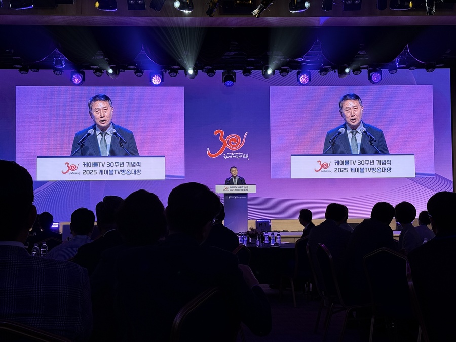 ▲ 황희만 한국케이블TV방송협회 회장이 30주년 기념식에서 환영사를 낭독하고 있다 ⓒ김성현 기자